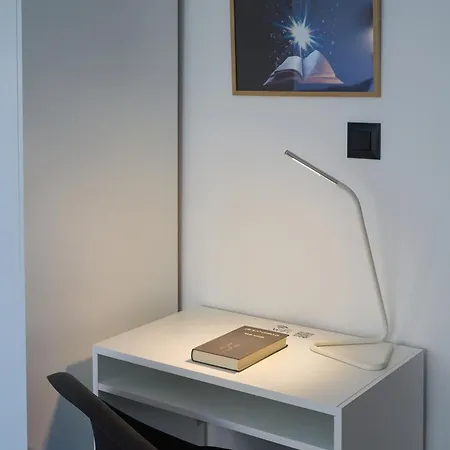 Fabula - Renovated 2-br With Fast Wifi Lejlighed *
