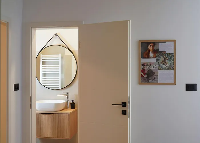 Fabula - Renovated 2-br With Fast Wifi Apartament *