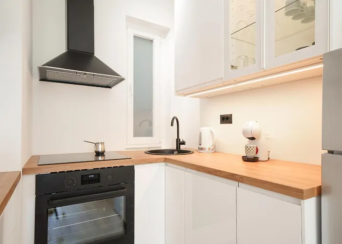 Fabula - Renovated 2-br With Fast Wifi Apartament *