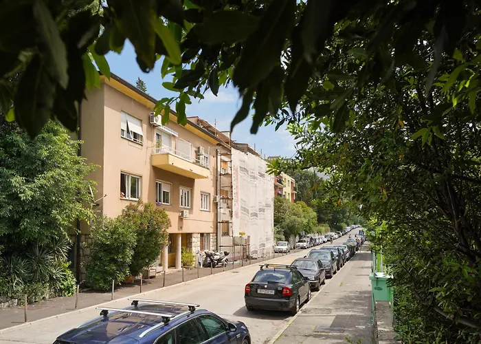 Fabula - Renovated 2-br With Fast Wifi Apartman