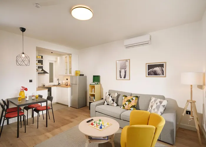 Fabula - Renovated 2-br With Fast Wifi