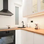 Fabula - Renovated 2-br With Fast Wifi Apartment *
