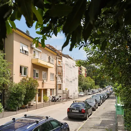 Fabula - Renovated 2-br With Fast Wifi Apartment